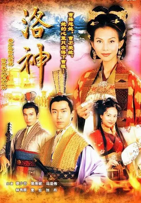 美女脱了内裤张开腿让男人添